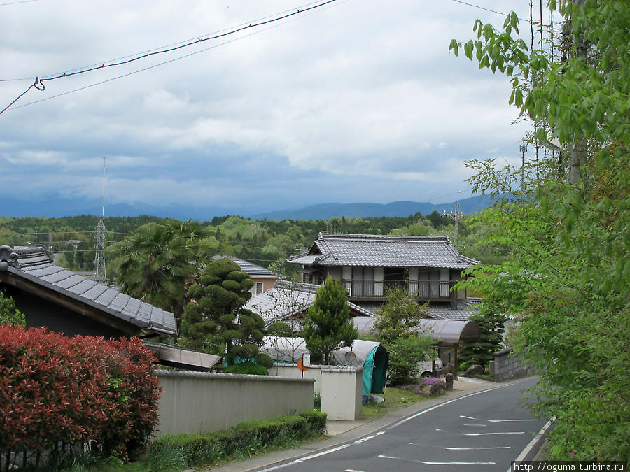 Здесь проходит тракт, но уже в современно обличии. Заасфальтрованная дорога старого тракта Префектура Гифу, Япония