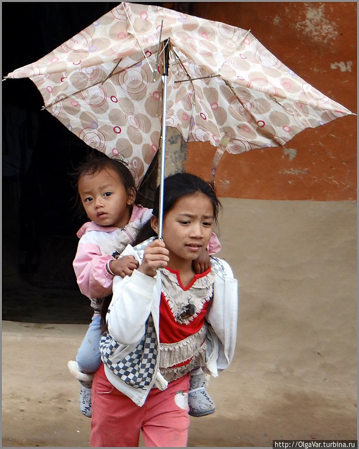 Знакомая ситуация — налетел ветер и заломил зонт. Некоторые зонты после этого в себя уже не приходят Катманду, Непал