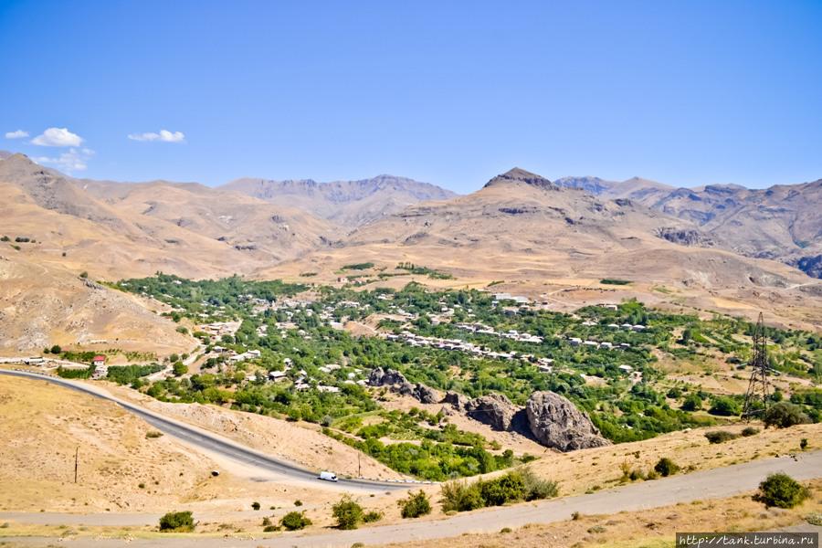 Иногда в низине песчаных гор, возникал зеленый оазис небольшого поселения. Хор Вирап Монастырь, Армения