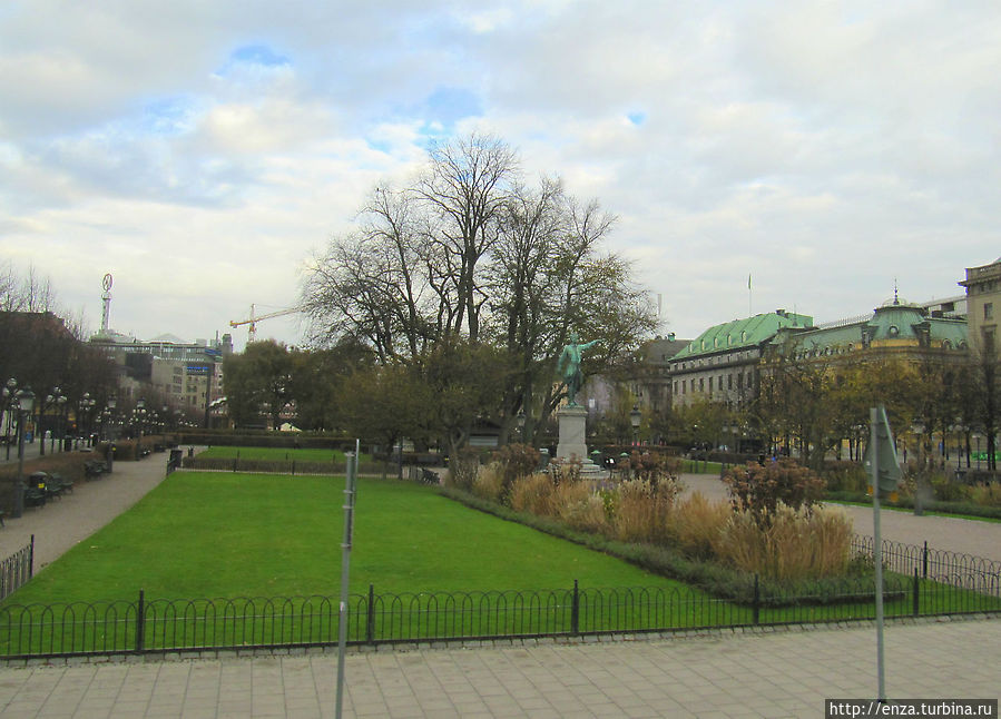Тот самый Карл XII, указывающий рукой в сторону России, в парке Kungsträdgården между остановкой № 1 и остановкой № 2 (Grand Hotel). Стокгольм, Швеция
