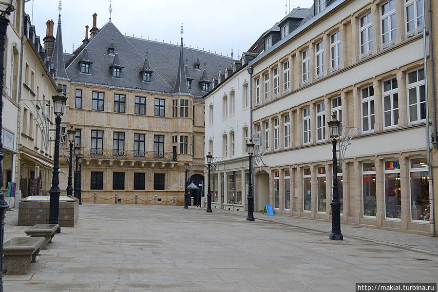 В расположенном рядом с площадью дворце, построенном в мавританском стиле в конце XVI века, находится резиденция Великого герцога. Люксембург, Люксембург