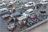 Честно говоря, улицы дневного Джайпура настолько перегружены, что от шума начинает кругом идти голова. Многие называют Джайпур одним из самых шумных городов Индии...
*