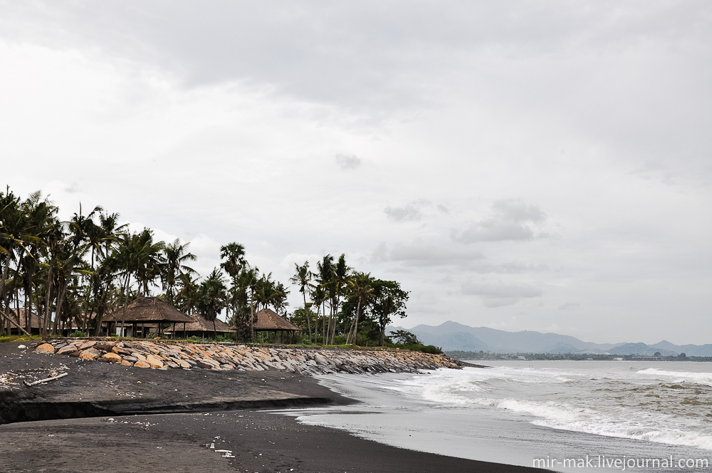 Вулканический песок на Бали Бали, Индонезия