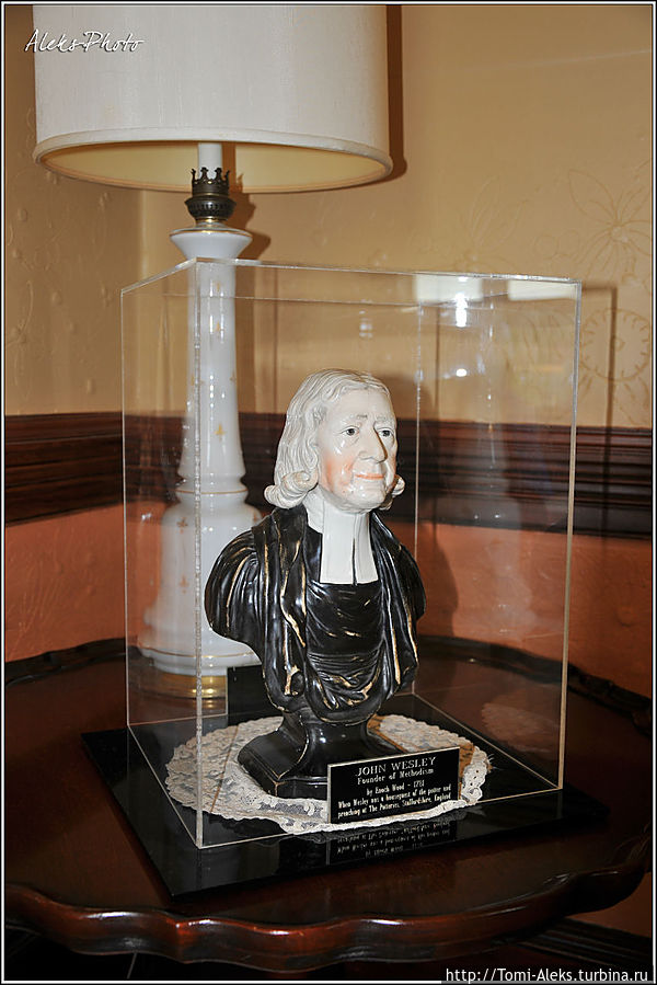 Скульптурка с изображением Джона Уэсли — основателя методизма в Англии (Напомню, что методизм отпочковался от англиканской церкви)...
* Балтимор, CША