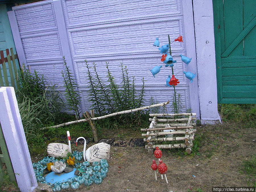 Местные жители, судя по этим фотографиям, очень творческие люди. Вот так они украшают свои дворики! Раков, Беларусь