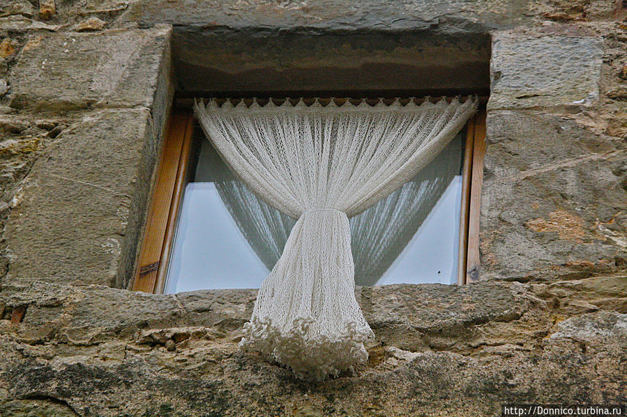 тюль который вывешен наружу окна, как-то непривычно... Палау-Сатор, Испания