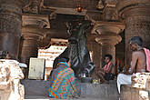 Индуистский храм со статуей коровы.