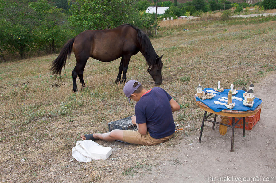 Местные жители подрабатывают продажей самодельных сувениров из камня. Бутучены (Старый Орхей), Молдова