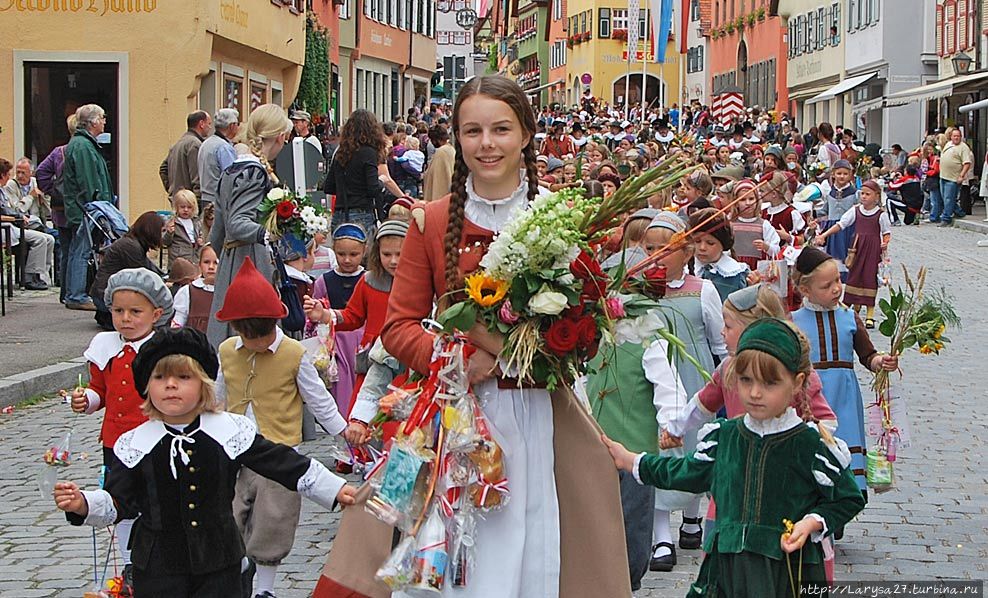 Шествие детей во время праздника Киндерцехе. фото из нетa. Динкельсбюль, Германия