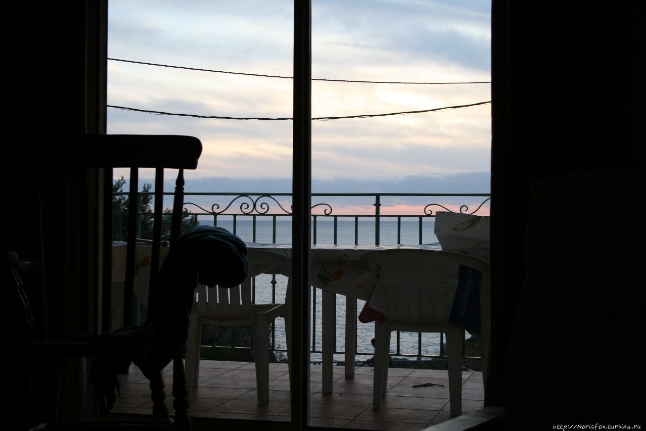 Вид из окна гостиной. На закат. Ансюэс-ла-Редон, Франция