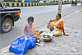 Вот так индианки обычно сидят прямо на обочине тротуаров и общаются. Часто можно видеть, что они даже разводят мини костерчик и подогревают на нем какое-нибудь питье...
*