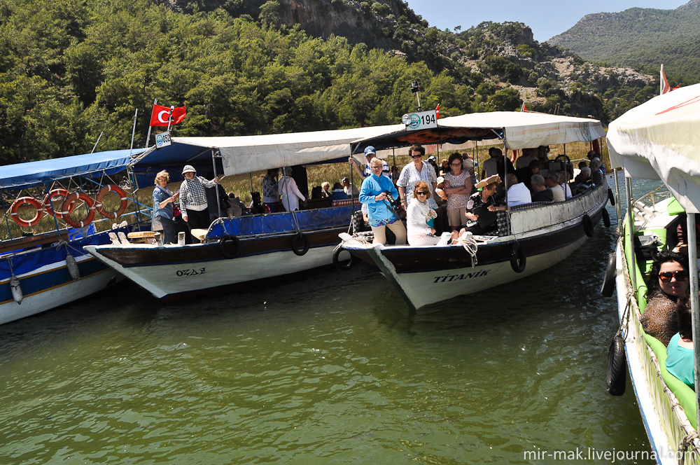 Сюда подплывают все туристические катера, чтобы полюбоваться кормлением черепах. Дальян, Турция Сюда подплывают все туристические катера, чтобы полюбоваться кормлением черепах. Дальян, Турция