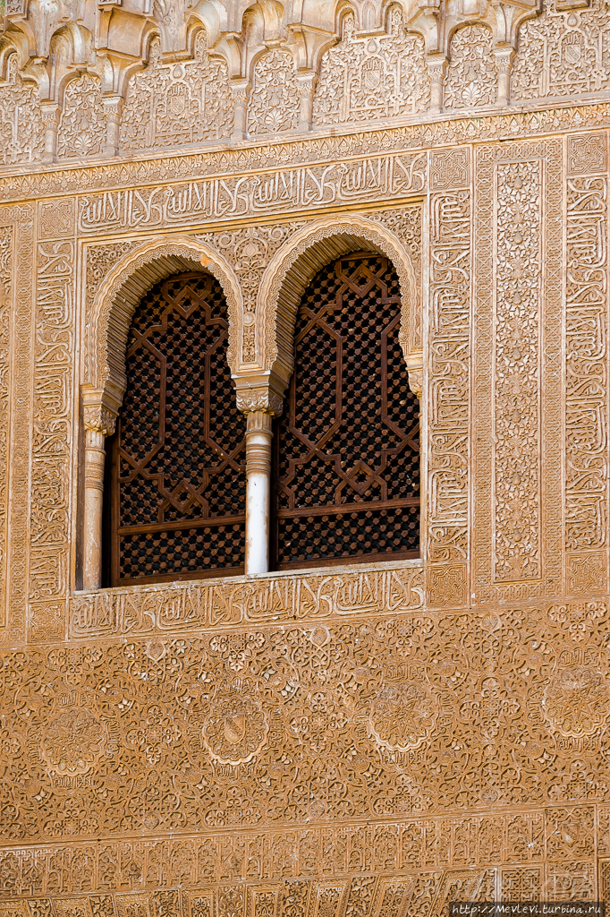 Внутренняя отделка дворца Альгамбра Гранада, Испания