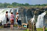 Народ фотографируется на фоне замбийской стороны водопада