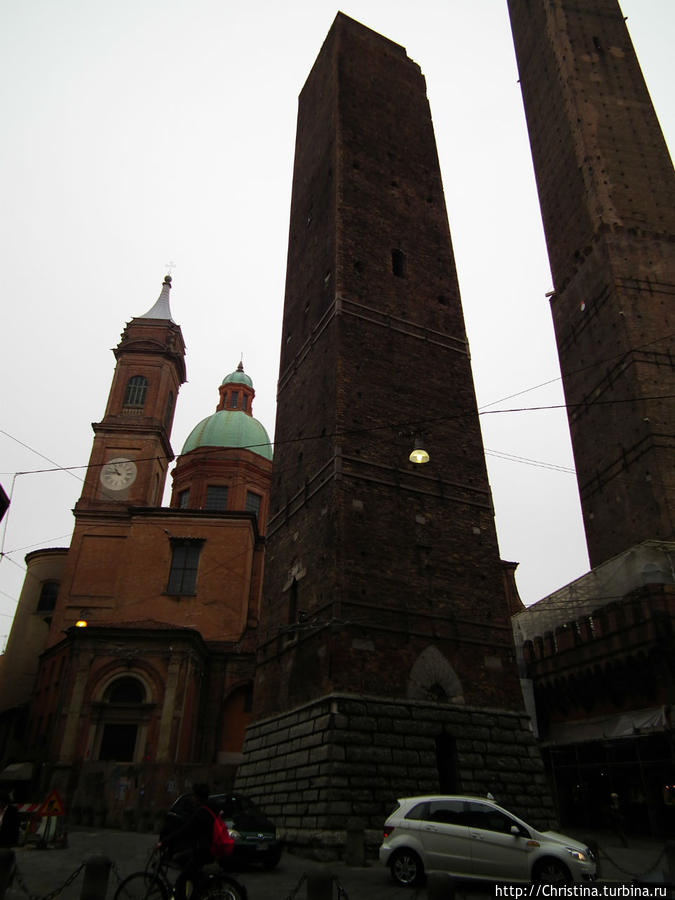 Башни Торре Азинелли и Торре Гаризенда Болонья, Италия