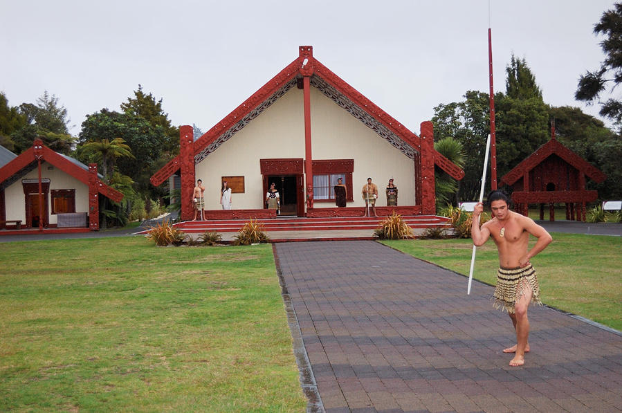Воин с дикими криками выделывает упражнения с копьем Роторуа, Новая Зеландия