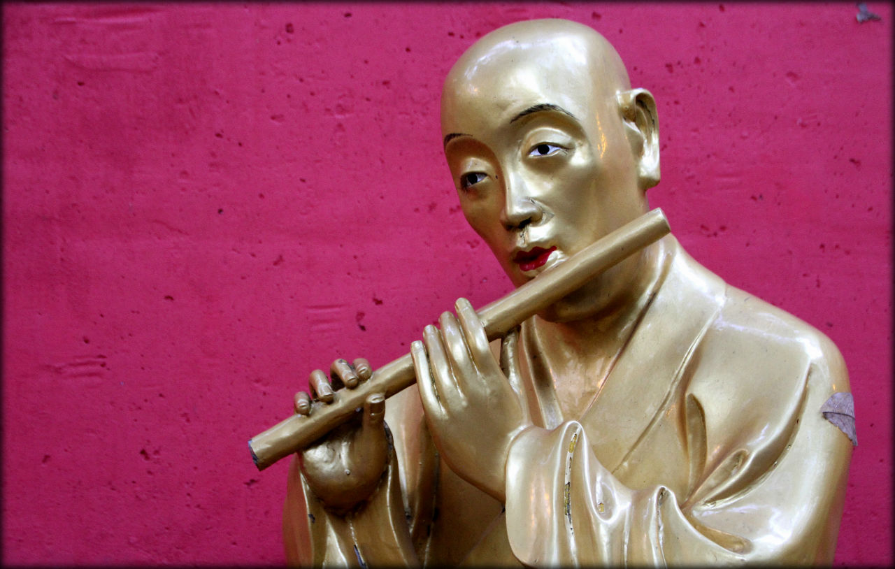 Монахи похожие на нас или наедине с золотыми Буддами