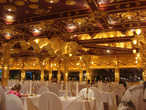 Золотой зал самого большого ресторана Азии