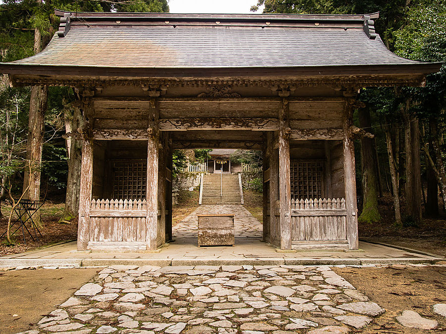 Святилище имеет какие-то ценные постройки, но мне до этого особо дела нет. Святилище имеет какие-то ценные постройки, но мне до этого особо дела нет.