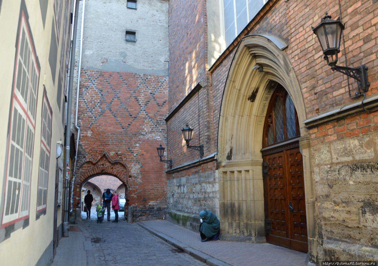 средневековая улочка Старой Риги Рига, Латвия