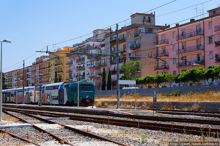 Станция в Италии — там было очень тихо и жарко... Станция в Италии — там было очень тихо и жарко...