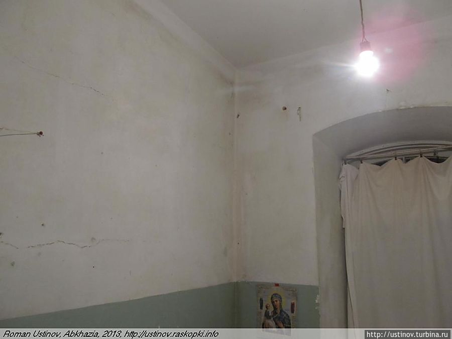 комната — очень базовые условия, зато есть икона комната — очень базовые условия, зато есть икона