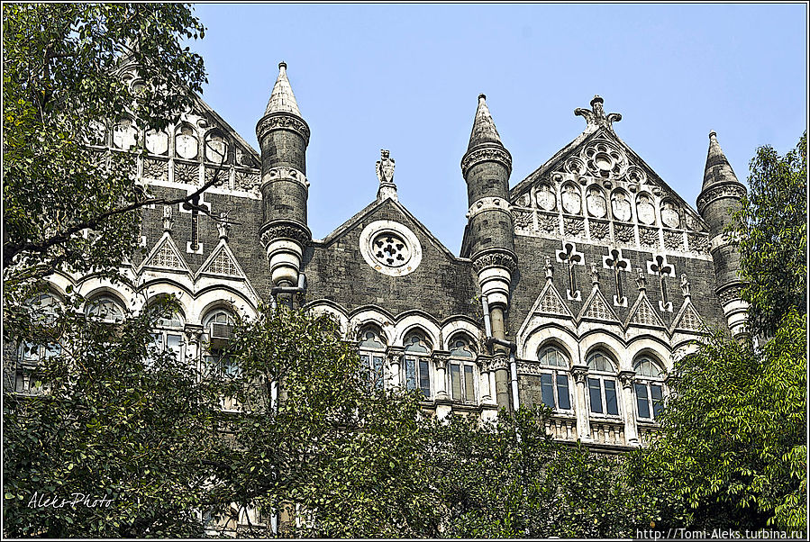 Или вот такие фрагменты — серого цвета, опять же проезжали мимо...
* Мумбаи, Индия