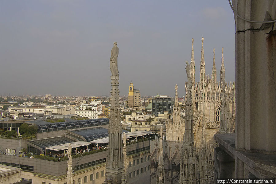 Кафе с видом на собор. Милан, Италия