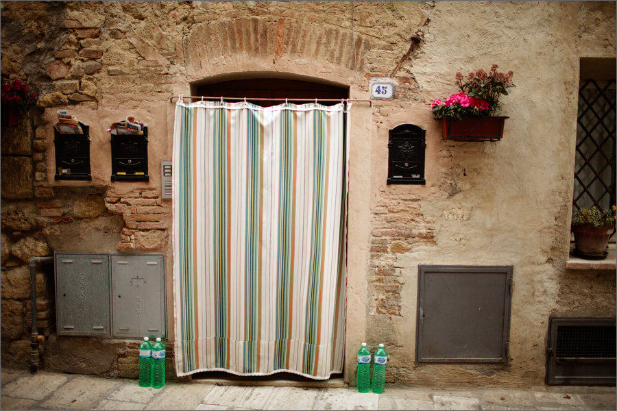 Кстати, откройте мне тайну, зачем около входа бутылки с водой? Мы просто во многих городах видели, но так и не поняли. Четона, Италия Кстати, откройте мне тайну, зачем около входа бутылки с водой? Мы просто во многих городах видели, но так и не поняли. Четона, Италия