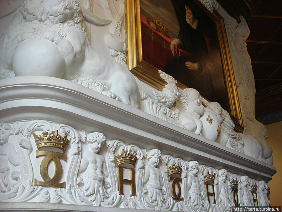 Каминная полка в спальне Дианы де Пуатье с королевскими лилиями и инициалами Генриха II и Екатерины Медичи. Франция