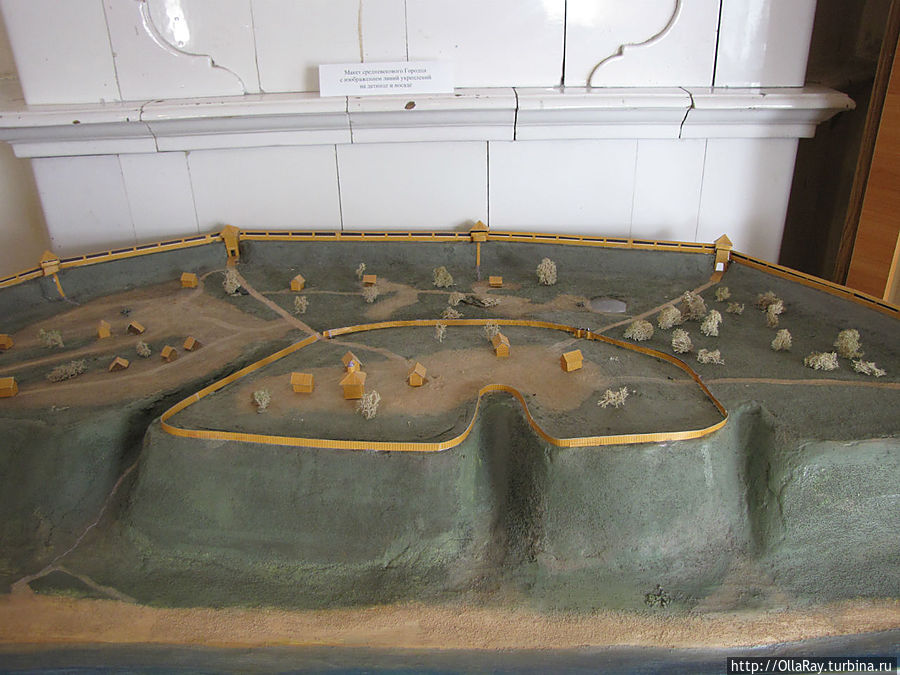 Макет средневекового Городца с изображением линий укреплений на детинце и посаде. Макет средневекового Городца с изображением линий укреплений на детинце и посаде.