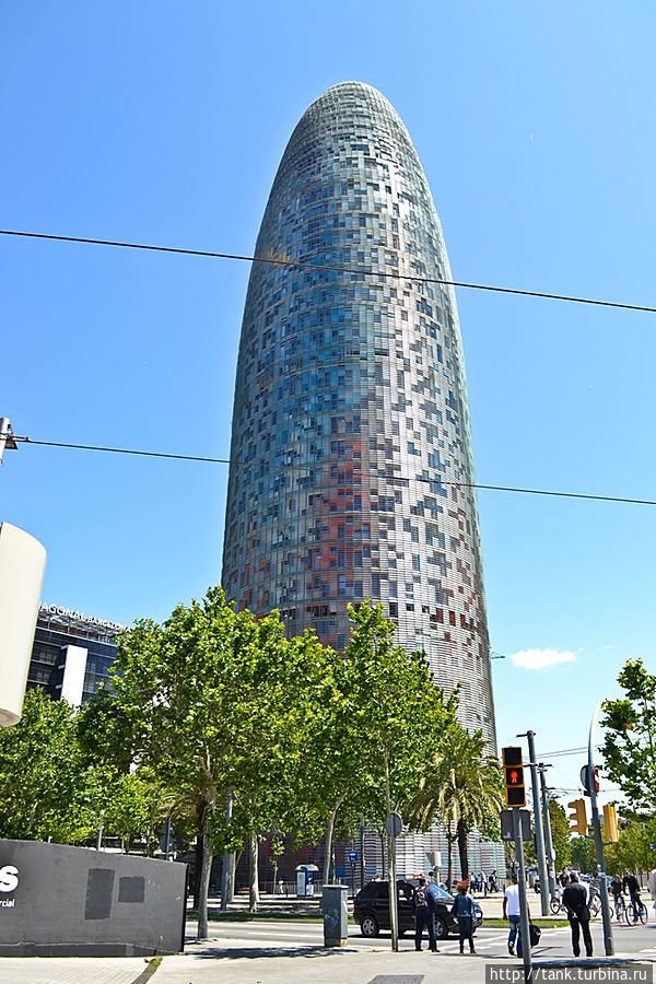 Башня Агбар, многим напоминает лондонский огурец, в барселонском огурце располагаются офисы, высота здания 144 метра, 38 этажей плюс 4 подземных уровня. Особенно хорошо любоваться зданием в ночное время, когда включается разноцветная подсветка. Барселона, Испания