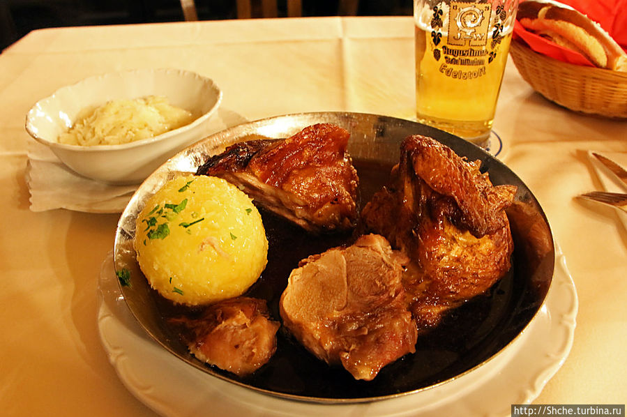 если теряетесь,что заказать, закажите мясной микс, но не расчитывайте что птица будет утка — обычная курица (а в меню была утка как отдельное блюдо, а курицы не было:))) Мюнхен, Германия