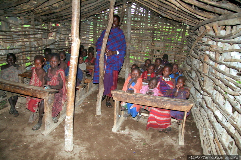 Школа в масайской деревне Виктория-Фоллс, Зимбабве