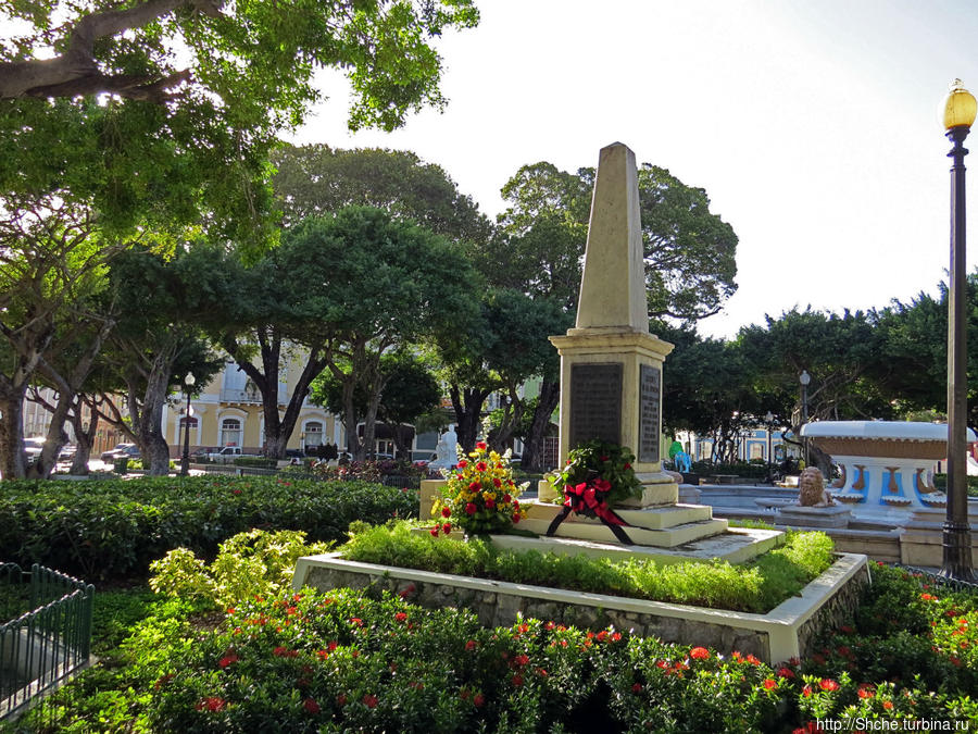 Plaza Las Delicias — две площади и муниципальный парк. 3 в 1 Понсе, Пуэрто-Рико