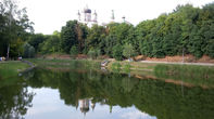 Свято-Пантелеймоновский монастырь находится недалеко от парка