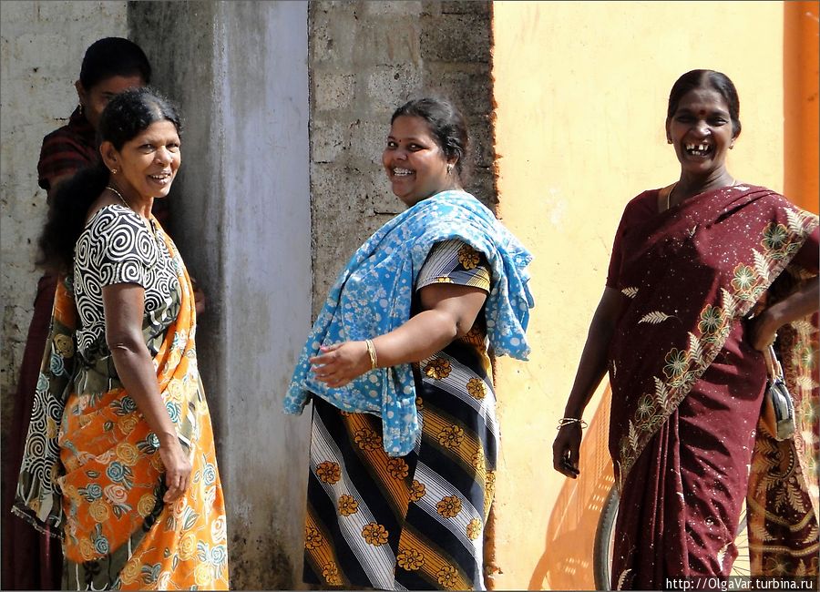 Мне одежда тамилок напоминала индуистские храмы — такая же разноцветная и яркая Тринкомали, Шри-Ланка