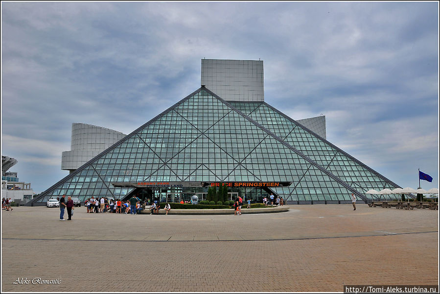 Пирамида, оказывается, — очень популярный мотив в архитектуре... На площади у музея...
* Кливленд, CША