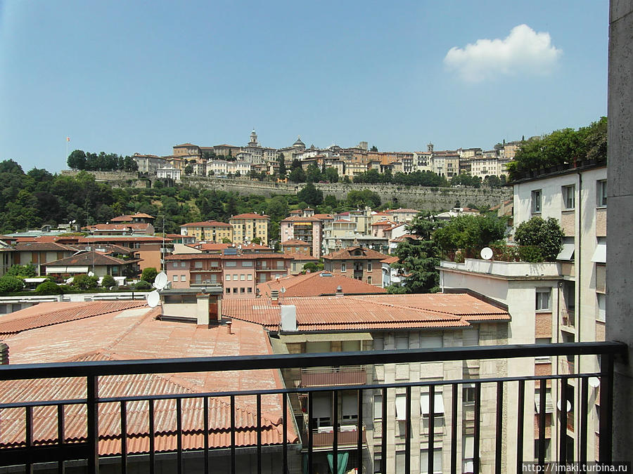 Вид с балкона отеля Бергамо, Италия