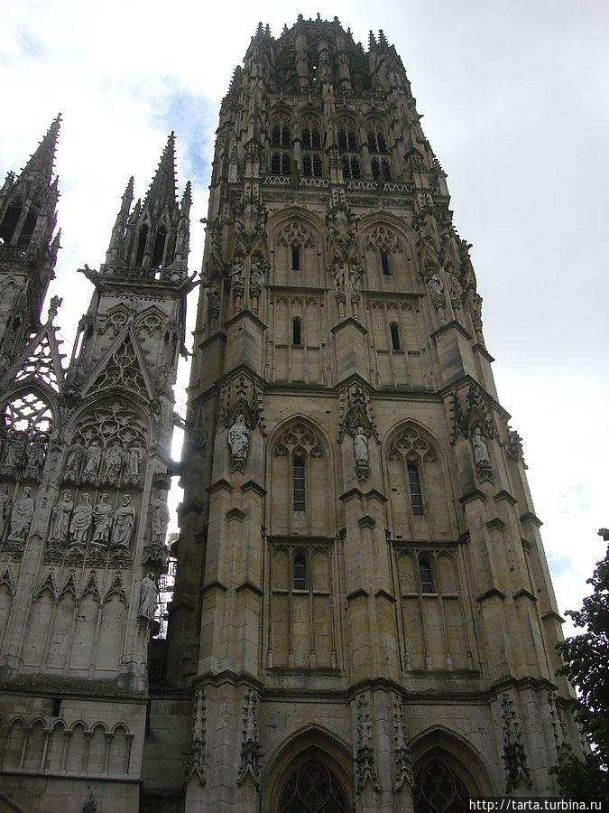 Собор достраивали в разное время, поэтому каждая его часть не похожа на другую.Правую башню называют Масличной. Собор достраивали в разное время, поэтому каждая его часть не похожа на другую.Правую башню называют Масличной.