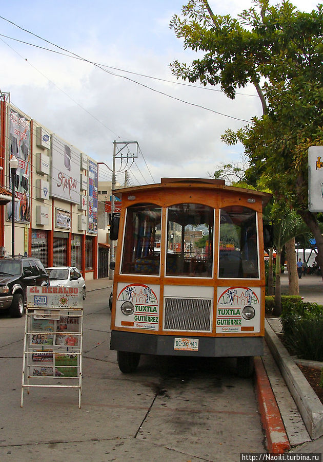 Туристический трамвай рядом со сквером Маримба Тустла-Гутьеррес, Мексика