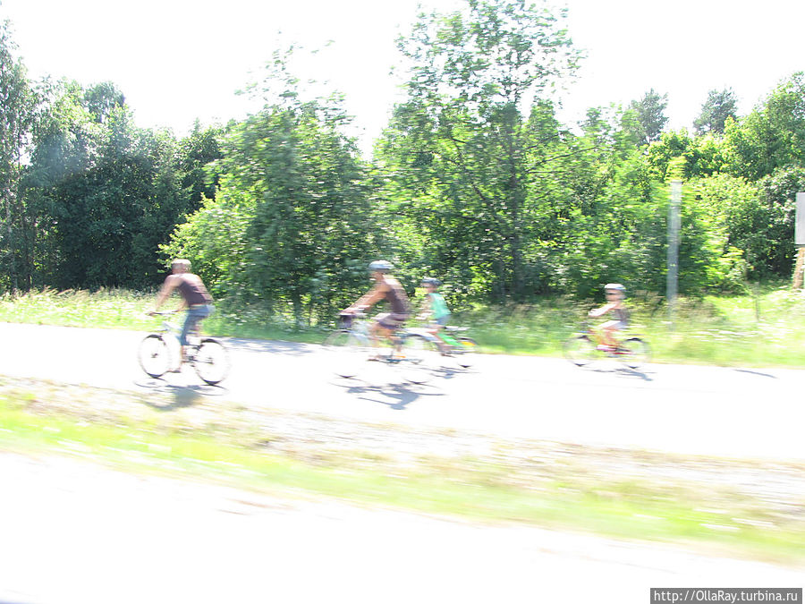 Велосипедистам всегда у них дорога:) Специальные есть велодорожки, но...! через зебру на пешеходниках велосипедисты переезжают дорогу, не спешиваясь!:))) И иногда даже на красный свет. Иматра, Финляндия