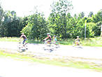 Велосипедистам всегда у них дорога:) Специальные есть велодорожки, но...! через зебру на пешеходниках велосипедисты переезжают дорогу, не спешиваясь!:))) И иногда даже на красный свет.