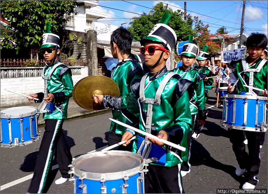 *За ними шествовали тоже музыканты повзрослее, исполнявшие задорные песни под бой больших барабанов Губат, Филиппины