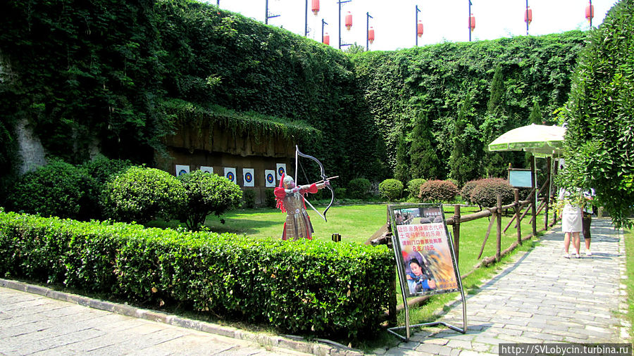 Внутренний дворик крепости, в котором тренировались лучники Внутренний дворик крепости, в котором тренировались лучники