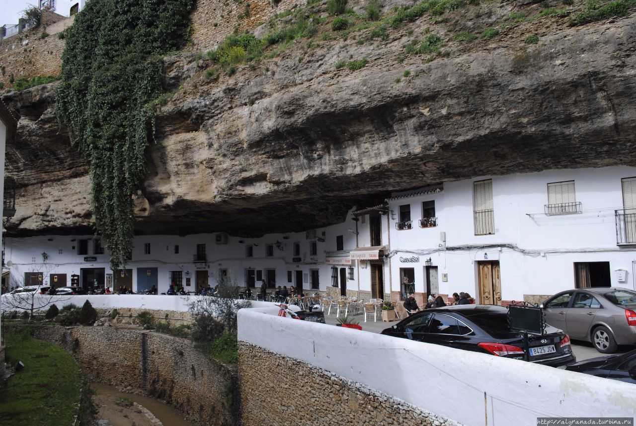 Город под каменным козырьком Сетениль-де-лас-Бодегас, Испания