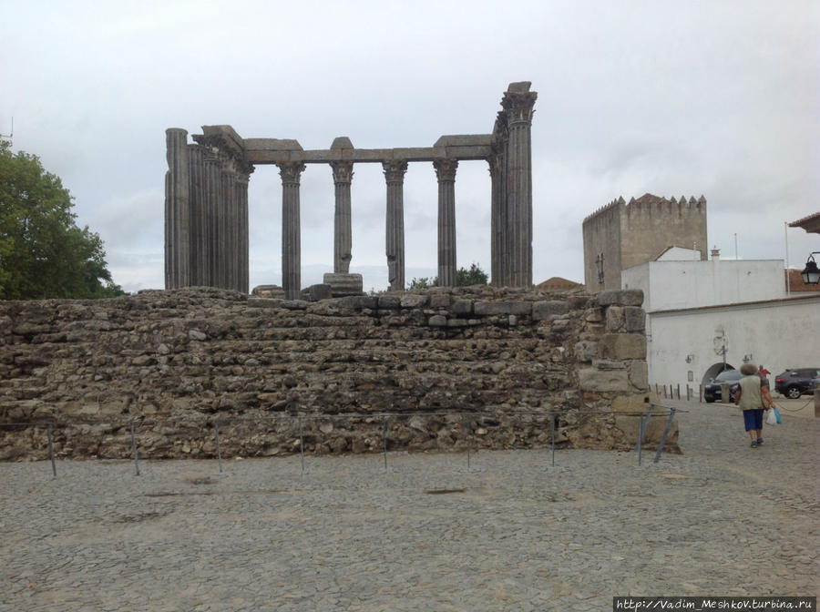 Римский храм Дианы в верхней части города Эвора. Эвора, Португалия