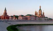 Слева на фото копия московской Спасской башни с часами и курантами