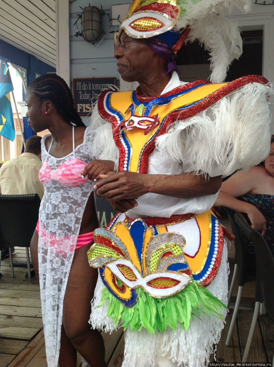 Багамцы в национальной одежде. Фрипорт, Багамские острова