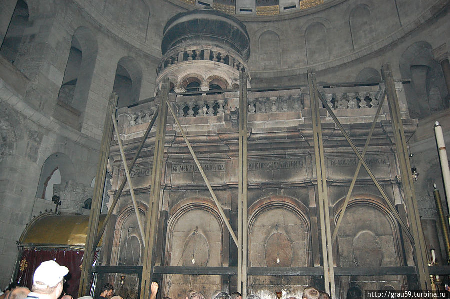 Часовня Гроба Господня. Видны  скрепляющие часовню стяжки. Они были сделаны после землетрясения 1927 года. Иерусалим, Израиль